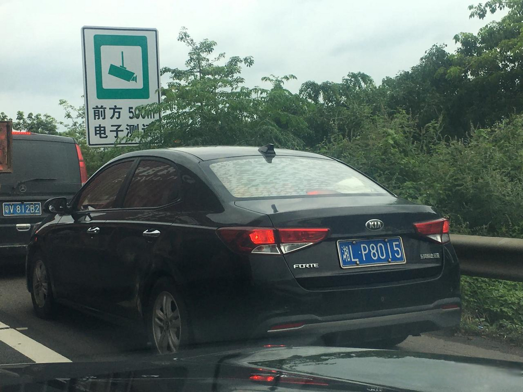 济广高速惠州段因事故塞了半个小时,大多人都老实排队,但还是有很多车