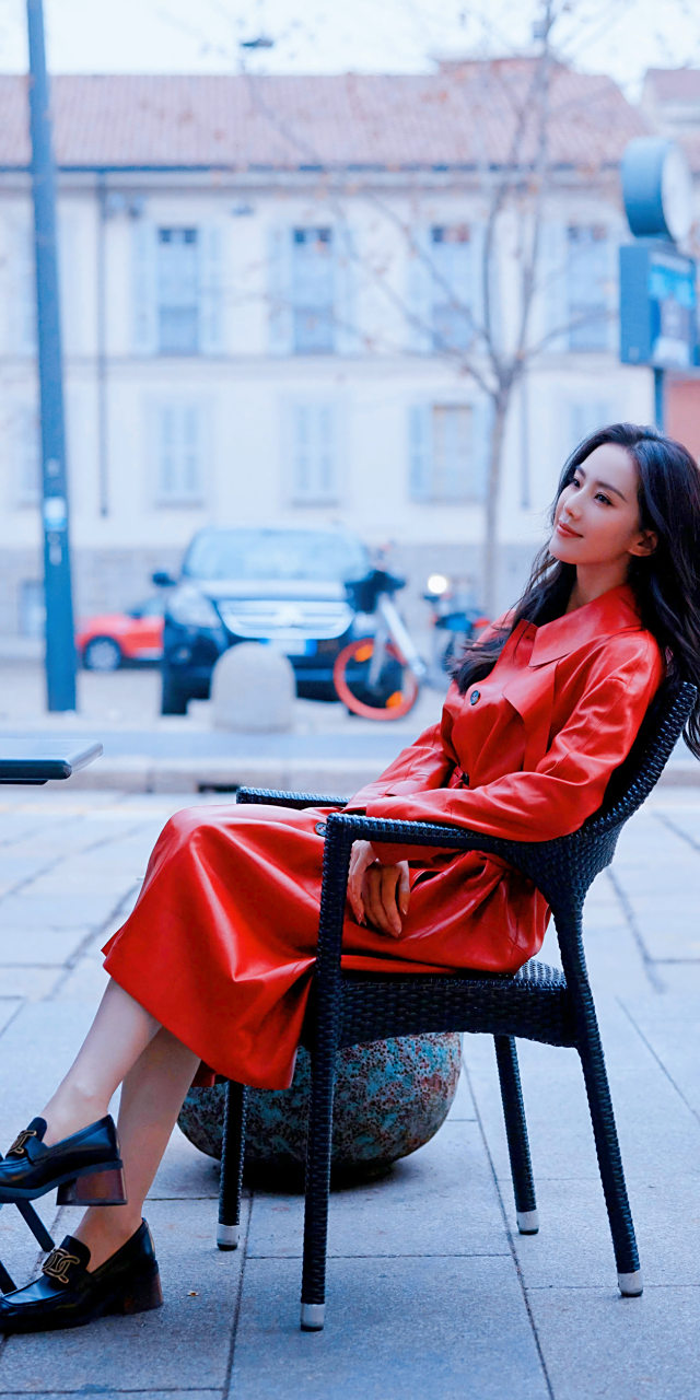 刘诗诗红色皮风衣米兰街拍,人行交错漫步街头,尽显摩登温柔