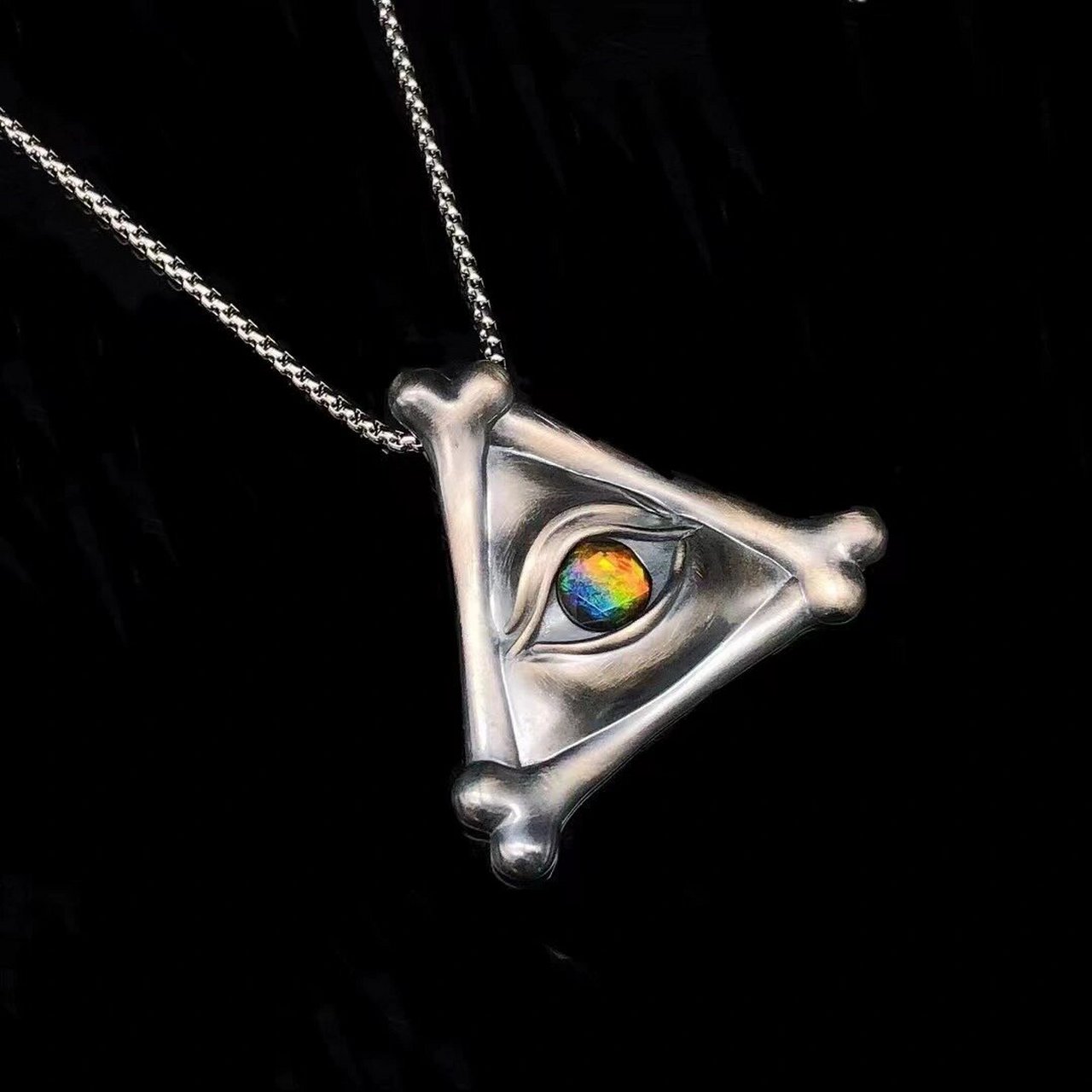 上帝之眼 【上帝之眼】 上帝之眼又称"全知之眼",概念源自古埃及的