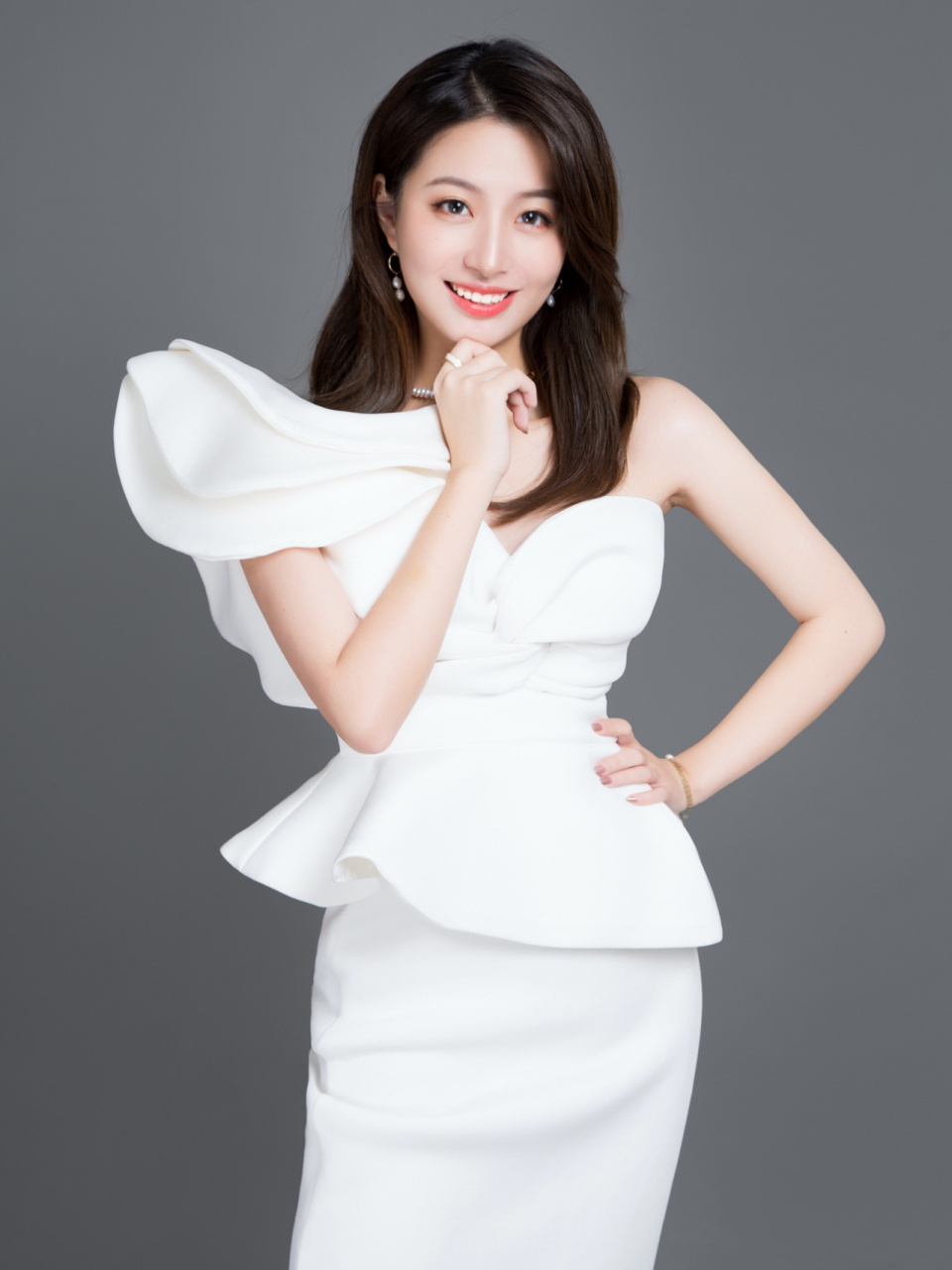 主持人资料&应届生简历 必备形象照妆容服装 作为应届毕业生,大家都