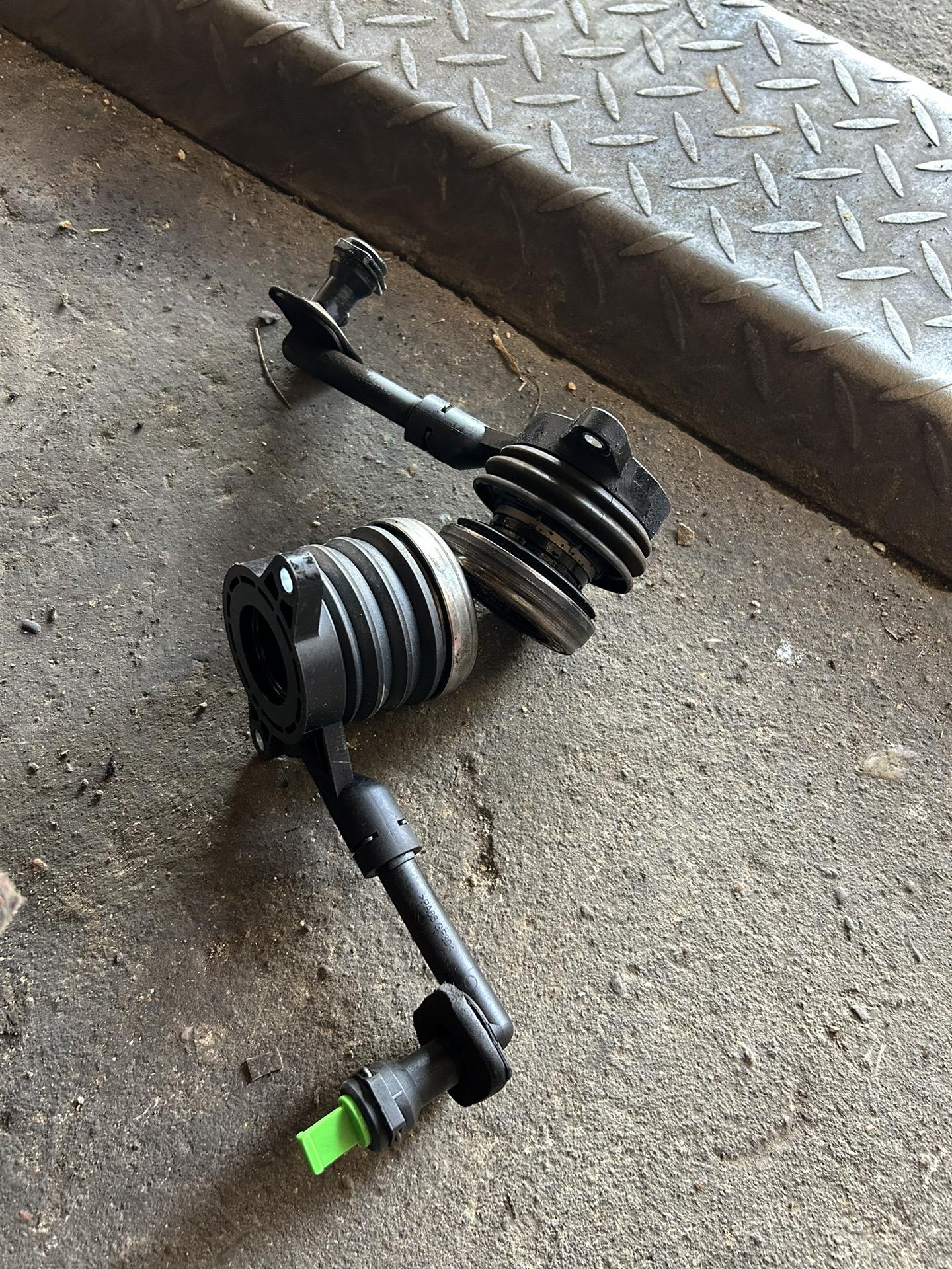 江铃特顺离合器排空气不出油别急着换泵,最见效的办法,松开排气螺丝