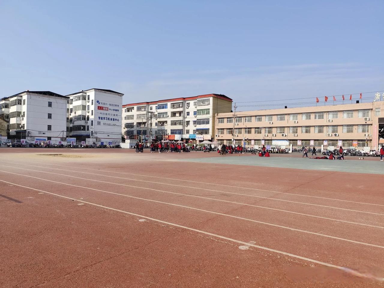 忽然,我接到我这儿二年级女生文文妈妈的电话,她说文文在屋里哭