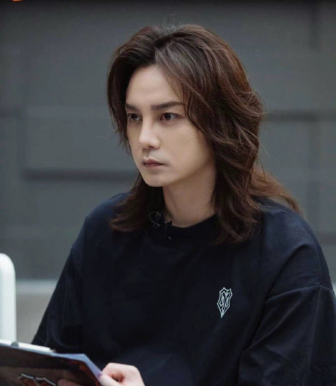 尹正长发# 尹正头发已经这么长啦,长头发还挺飘逸,还有点摇滚范儿这 