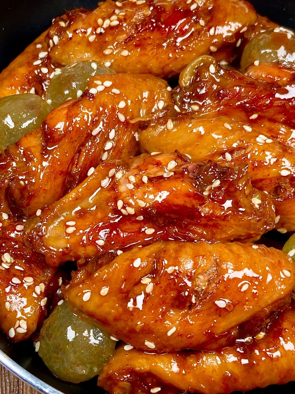 就是蜜汁鸡翅的味道呀!加了葡萄有股清香呢!还可