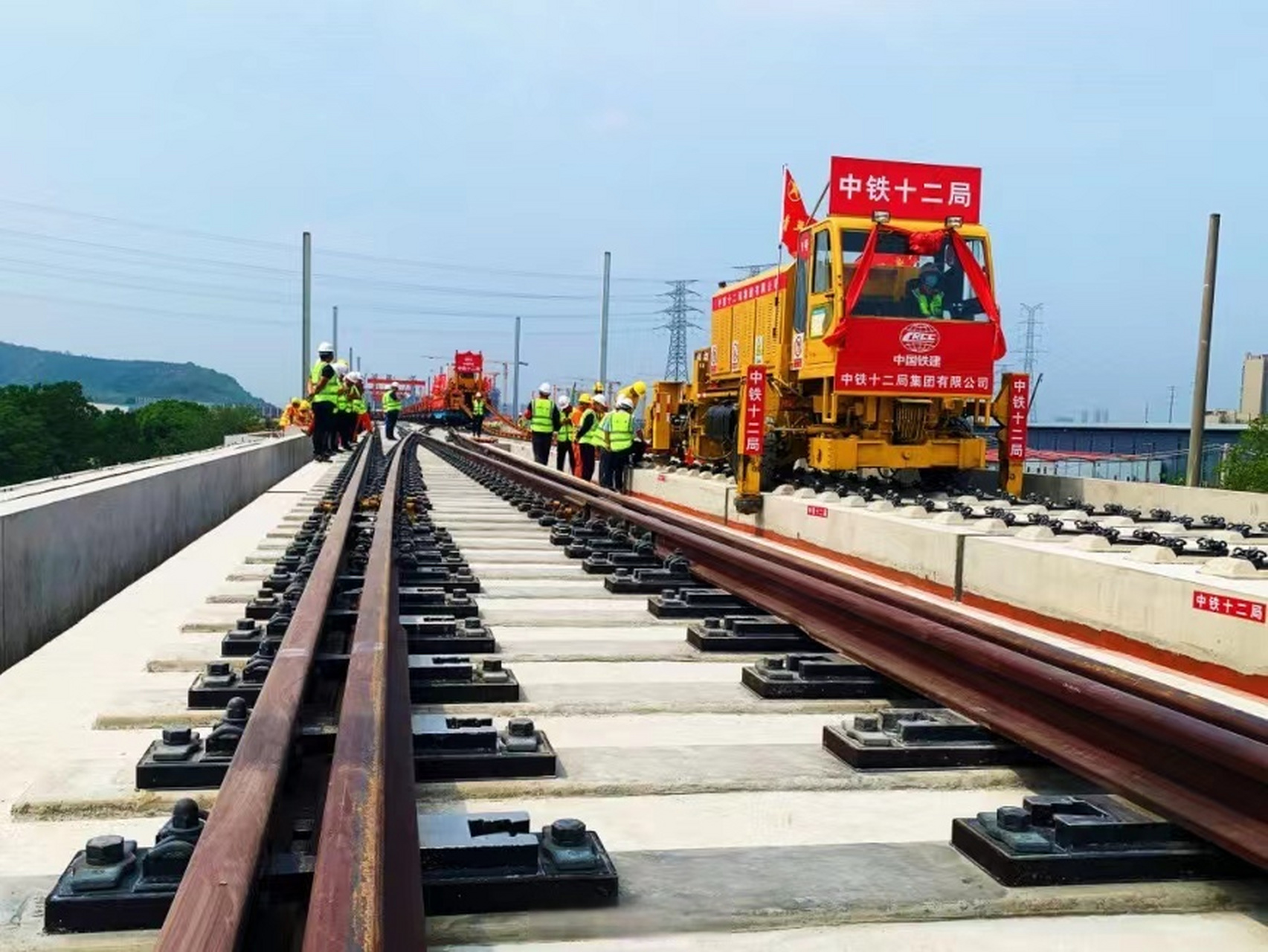 【#南沿江城际铁路开始全线铺轨#】9月1日11时08分,在江苏省江阴市南