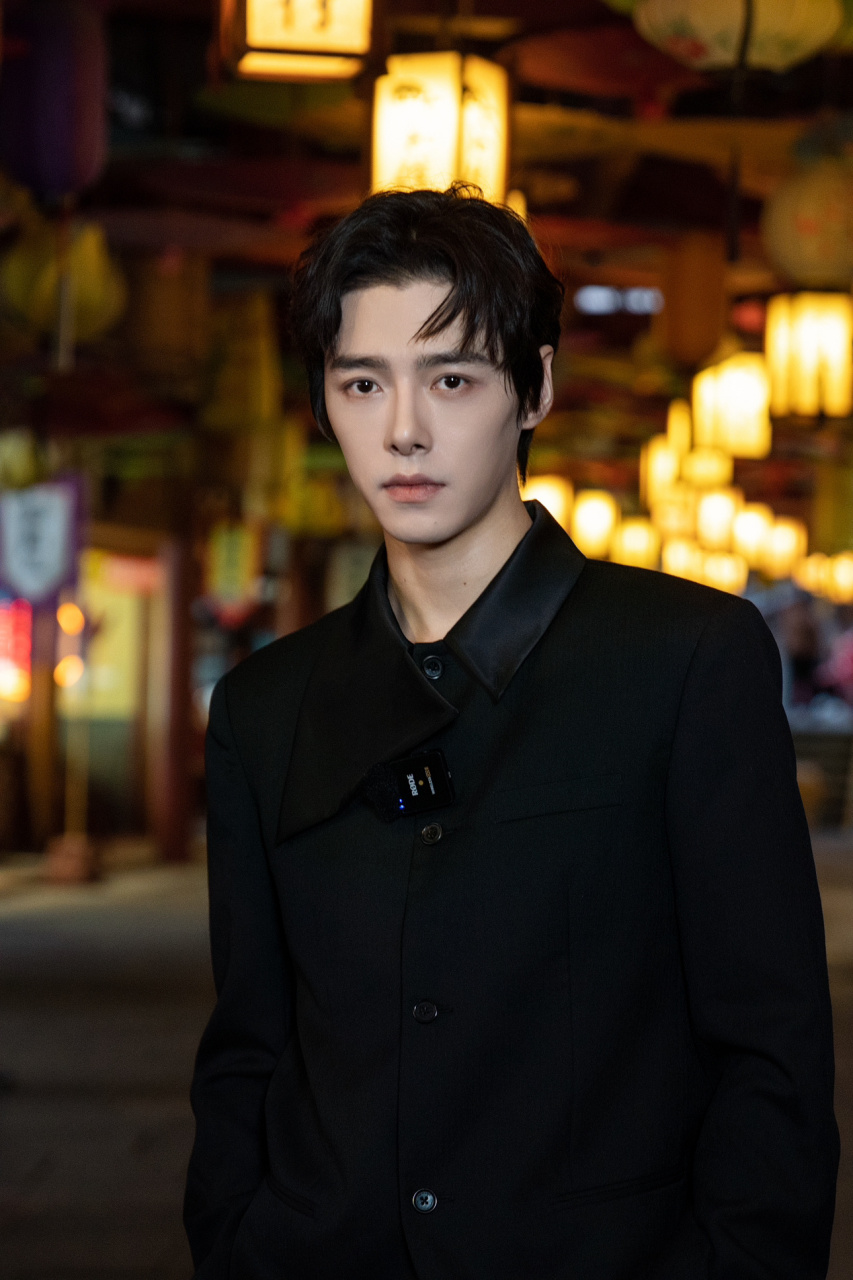 方逸伦超话 灯火袅袅,共赏璀璨🏮方逸伦alen