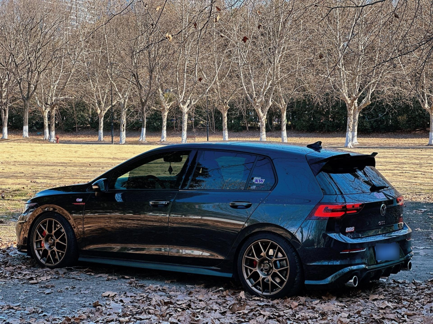 高尔夫8代gti,亮黑款小尾翼,有别于传统max小尾翼,带包边,更贴合原厂