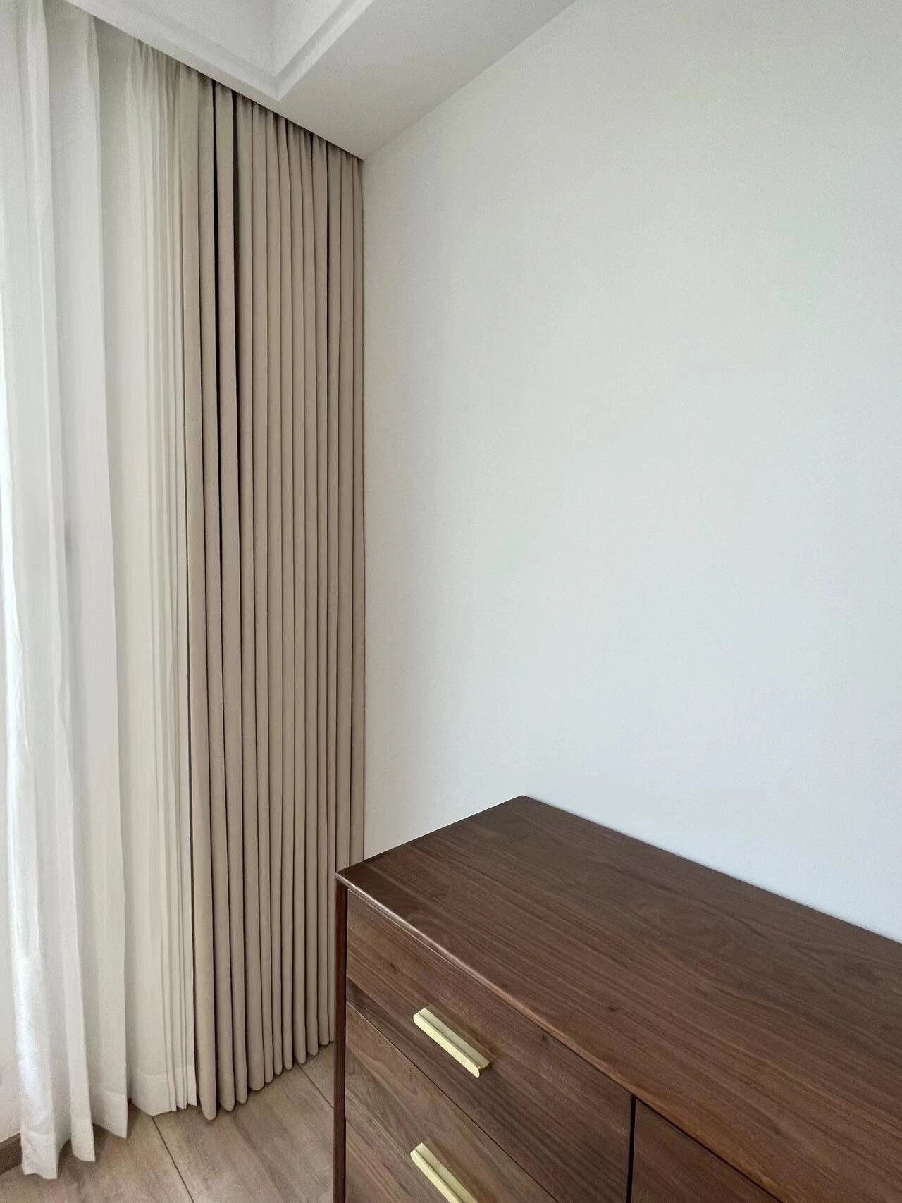 黑胡桃家具这样搭配窗帘,温馨又高级 选择黑胡木家具的亲们,窗帘可以