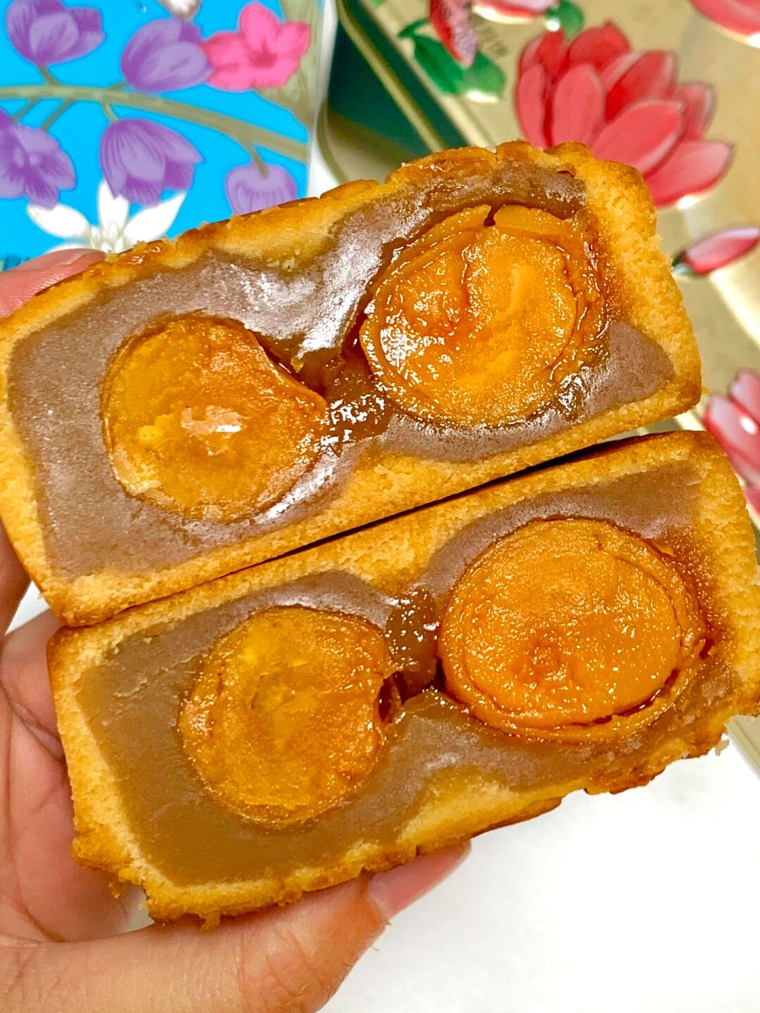 这个双蛋黄莲蓉月饼真的太好吃啦! 一口咬开里面居然整整两颗咸蛋黄!