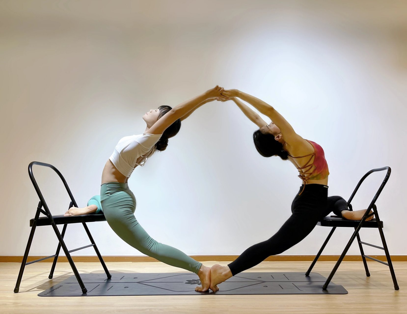 双人椅子瑜伽拍照体式