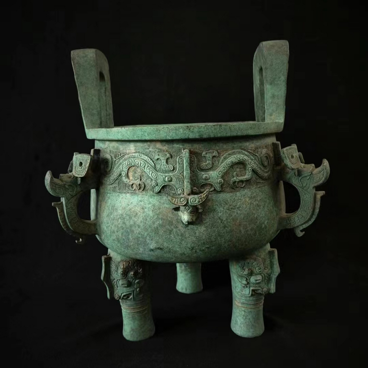 青铜器图片 青铜器独特的色泽和质感,彰显了其高贵和神秘的魅力,成为