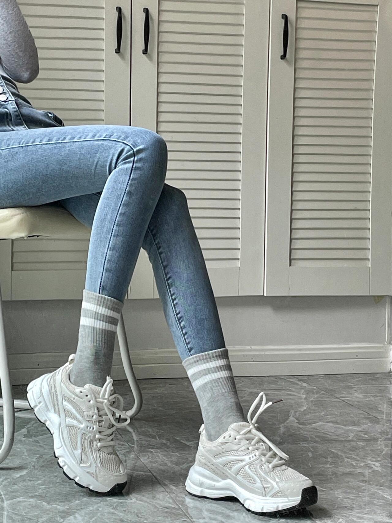 有点心机又何妨 很纯欲的紧身牛仔裤运动鞋 这个后腰的交叉设计真的太