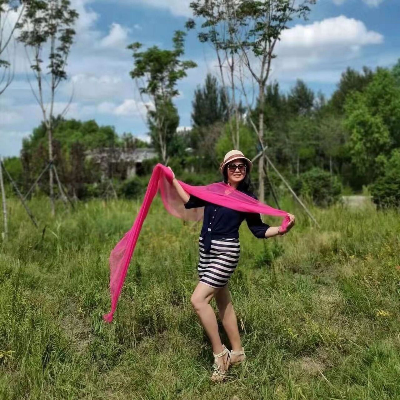 60岁左右的人是不是都喜欢这个拍照姿势?