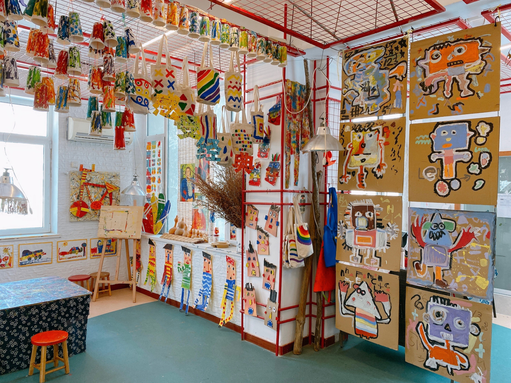 美术作品悬挂展示 打造不一样的美术教室 儿童美术教室都是用儿童的