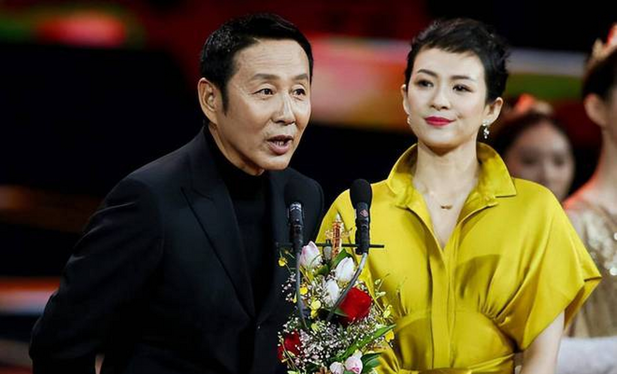 华表奖典礼上,陈道明和章子怡的那段对话,尴尬得我脚趾抠地.