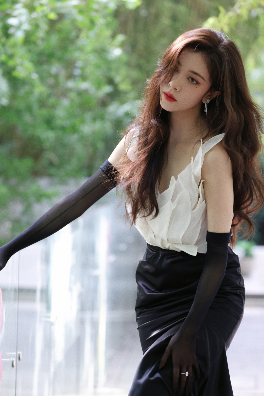 宋妍霏蕾丝手套穿搭造型组图:婀娜曼妙,又酷又美