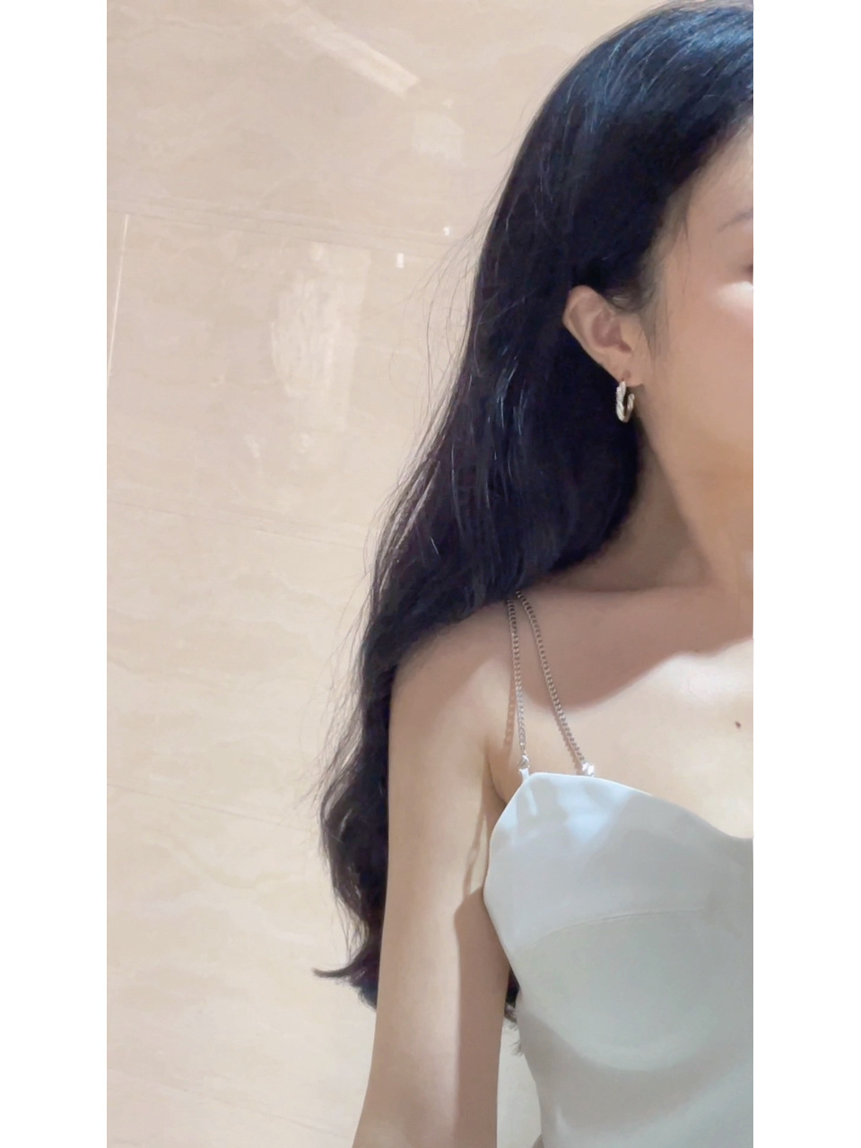 我妈说这个吊带太暴露了 今天美美的自拍发朋友圈,我妈跑来说领口太低
