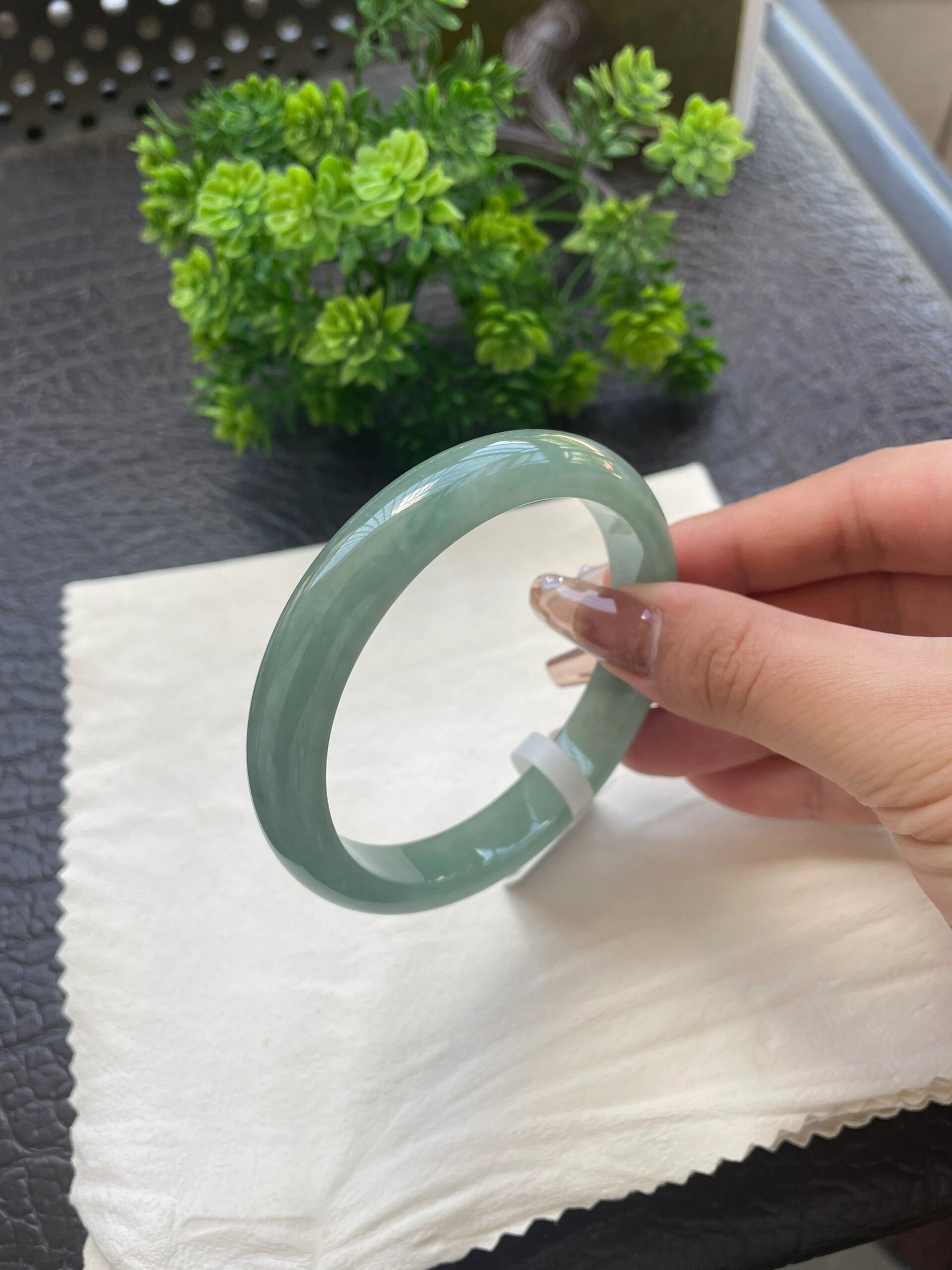 油青色玉镯子～  chu 尺寸60 油青真的是最不会出错的一款 超显白