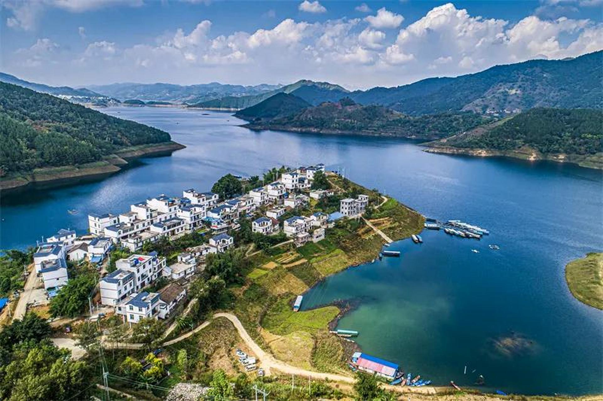 革步乡,隆林各族自治县辖乡.位于县境西部.驻地在县人民政府驻地西31.