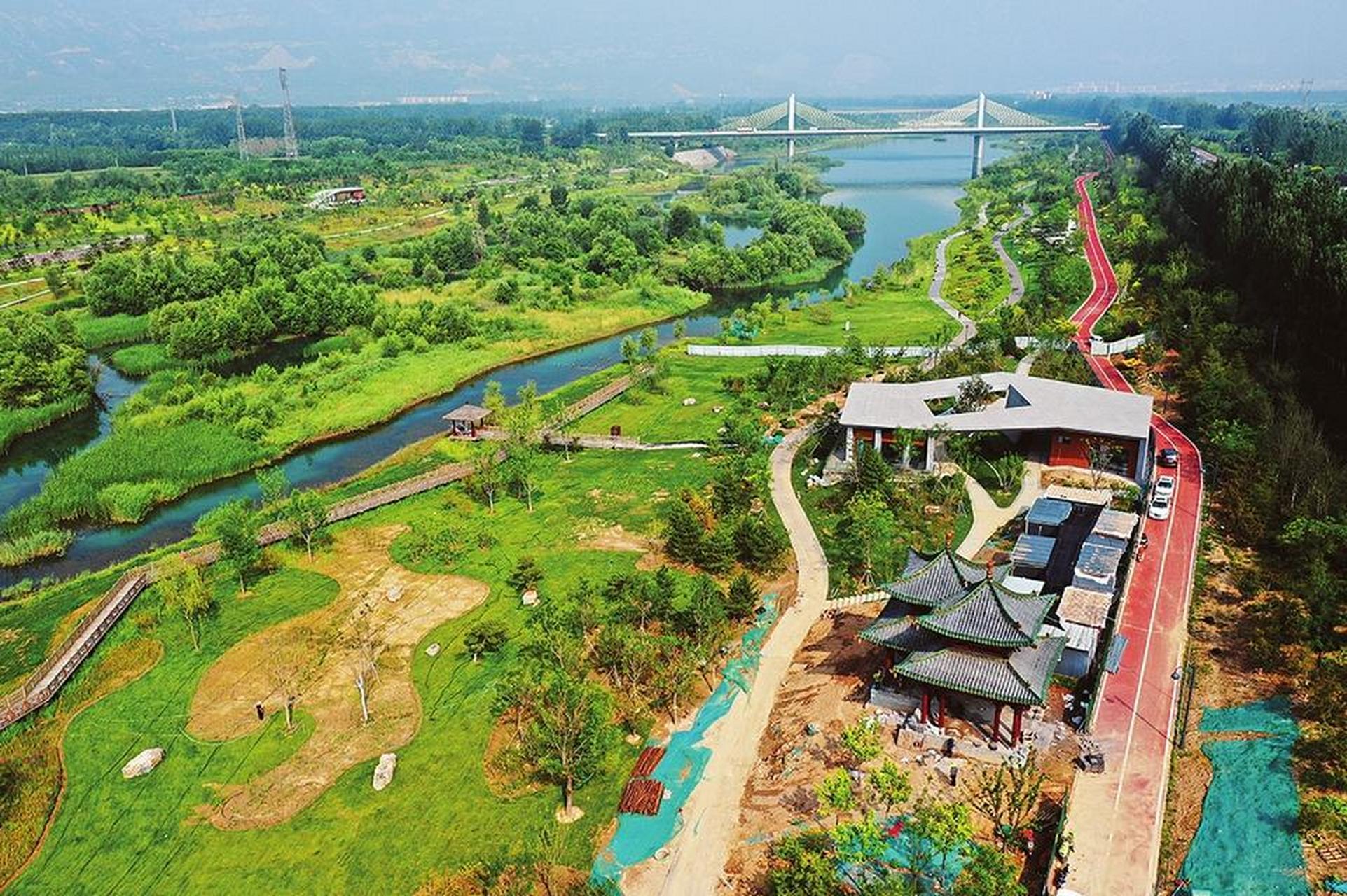 【汾河雁丘园加紧建设】  8月3日,太原汾河景区四期,雁丘园仿古建筑群