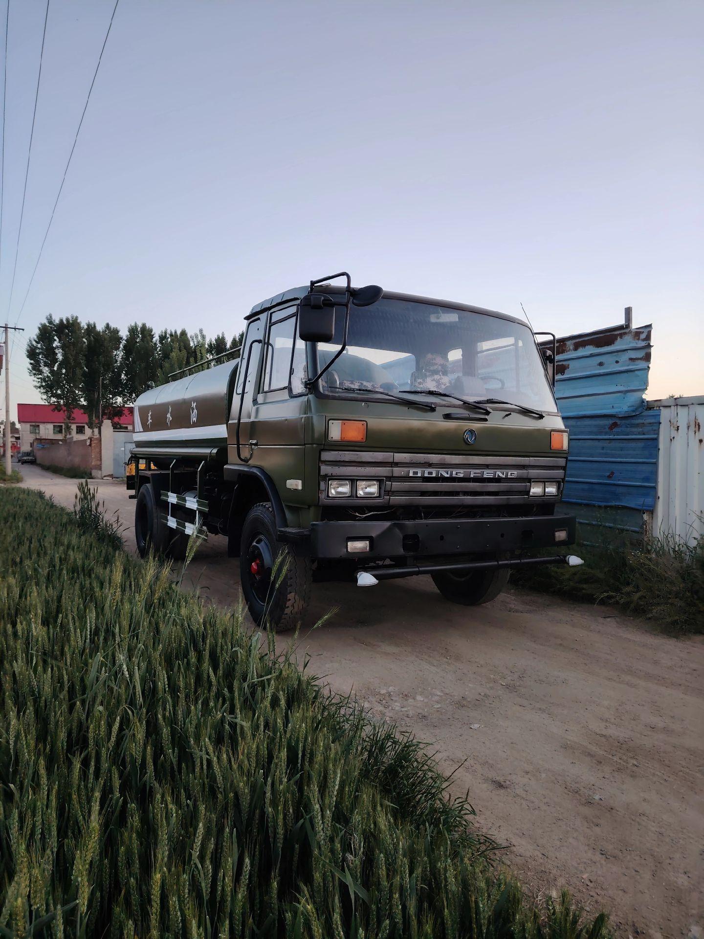 部队退役东风145洒水车,容纳12立方水,发动机是6缸康明斯,增压中冷