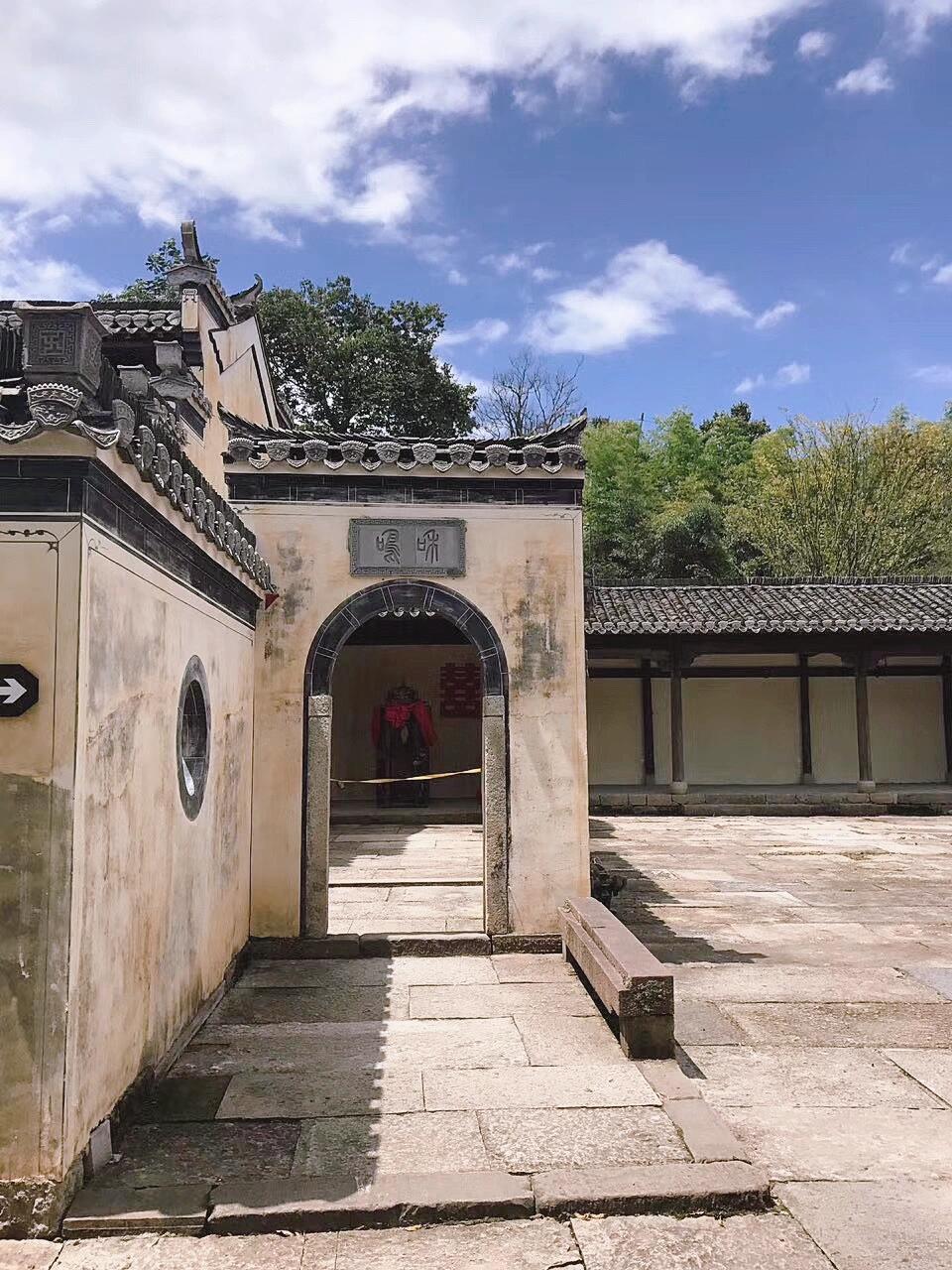 呈坎古镇 呈坎镇,隶属于安徽省黄山市徽州区,地处徽州区北部,东与歙县