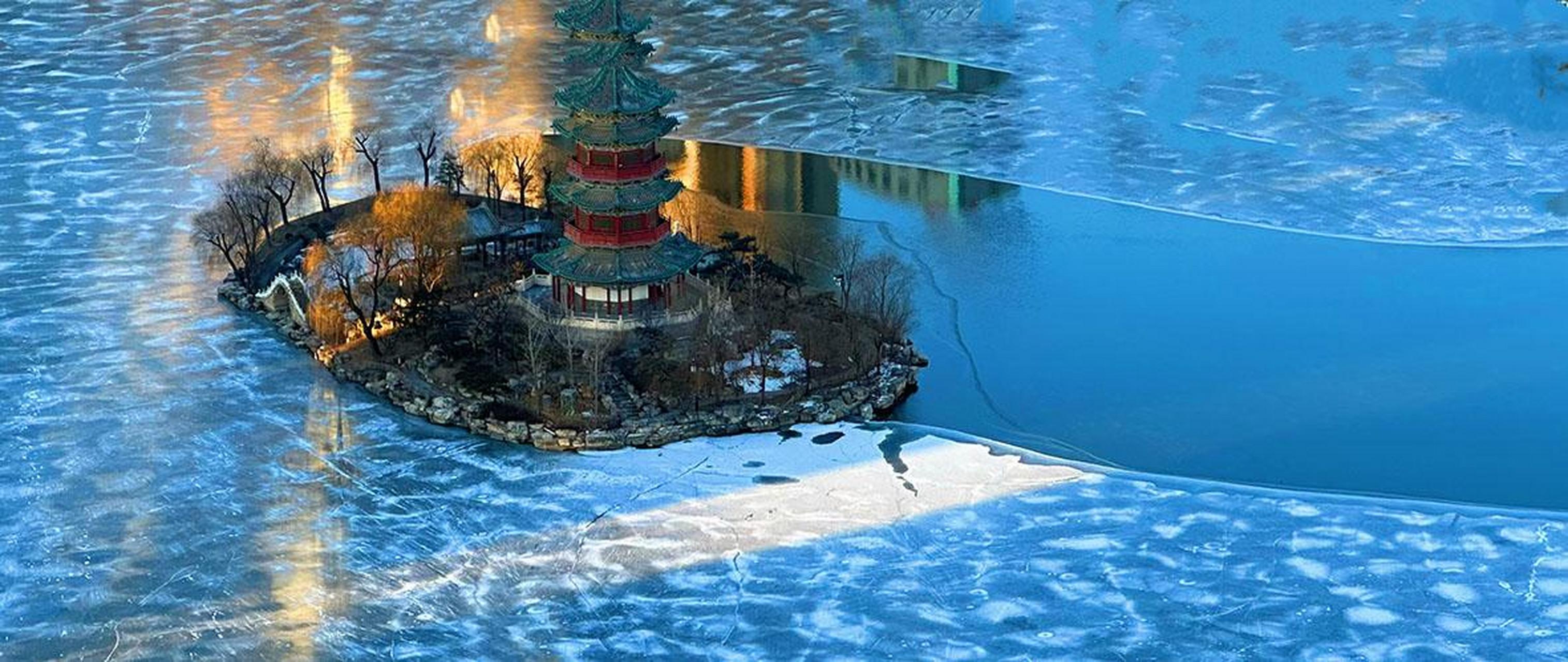 近日,随着气温的降低,太原迎泽公园的迎泽湖结上了一层较厚的冰层