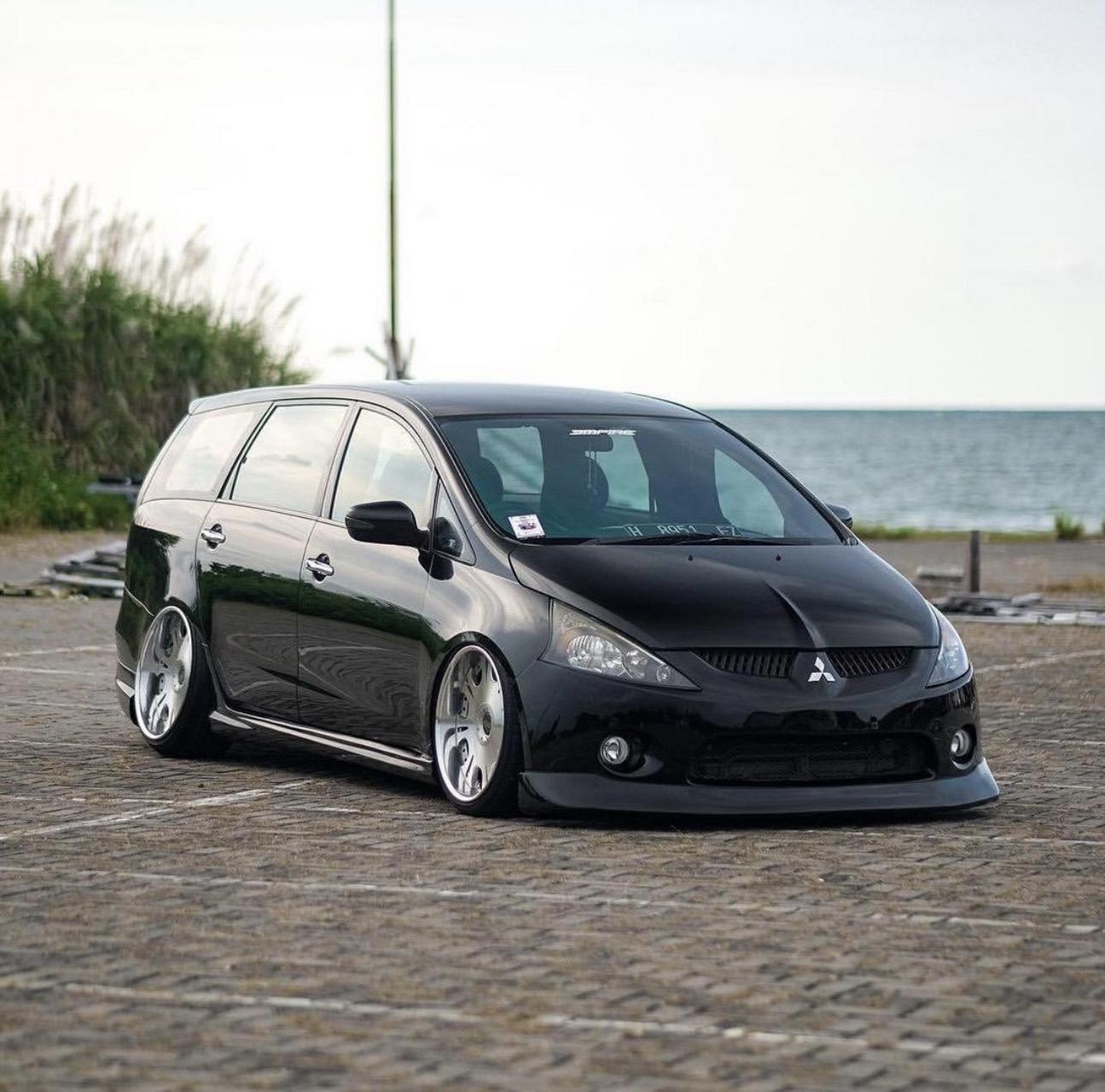 mitsubishi grandis.