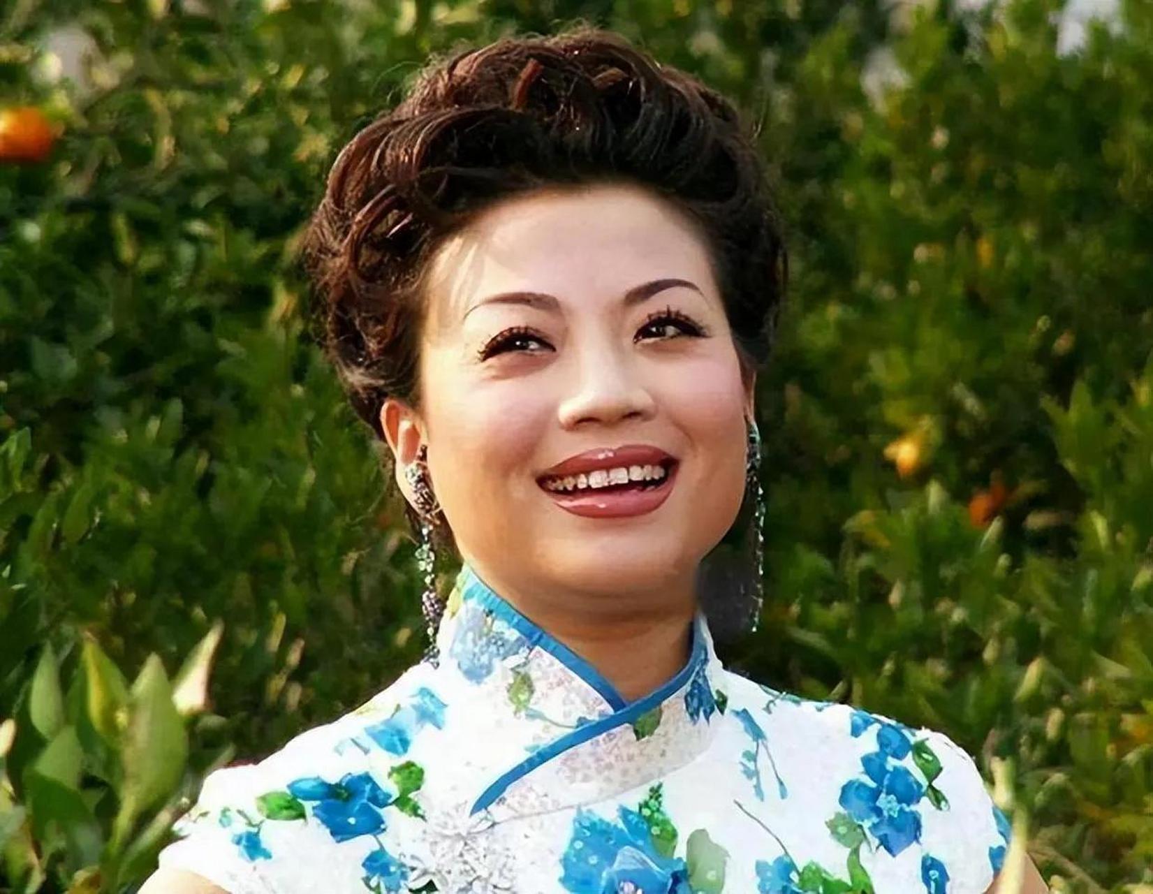 1968年5月28日出生于湖南省长沙市的一个普通家庭,中国民族唱法女高音