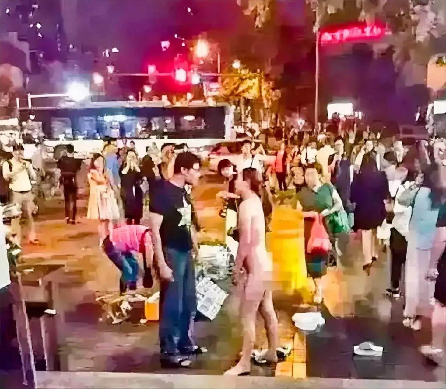 这些跟男朋友闹矛盾,生气就在大街上脱衣服的女孩子,你们这样的行为