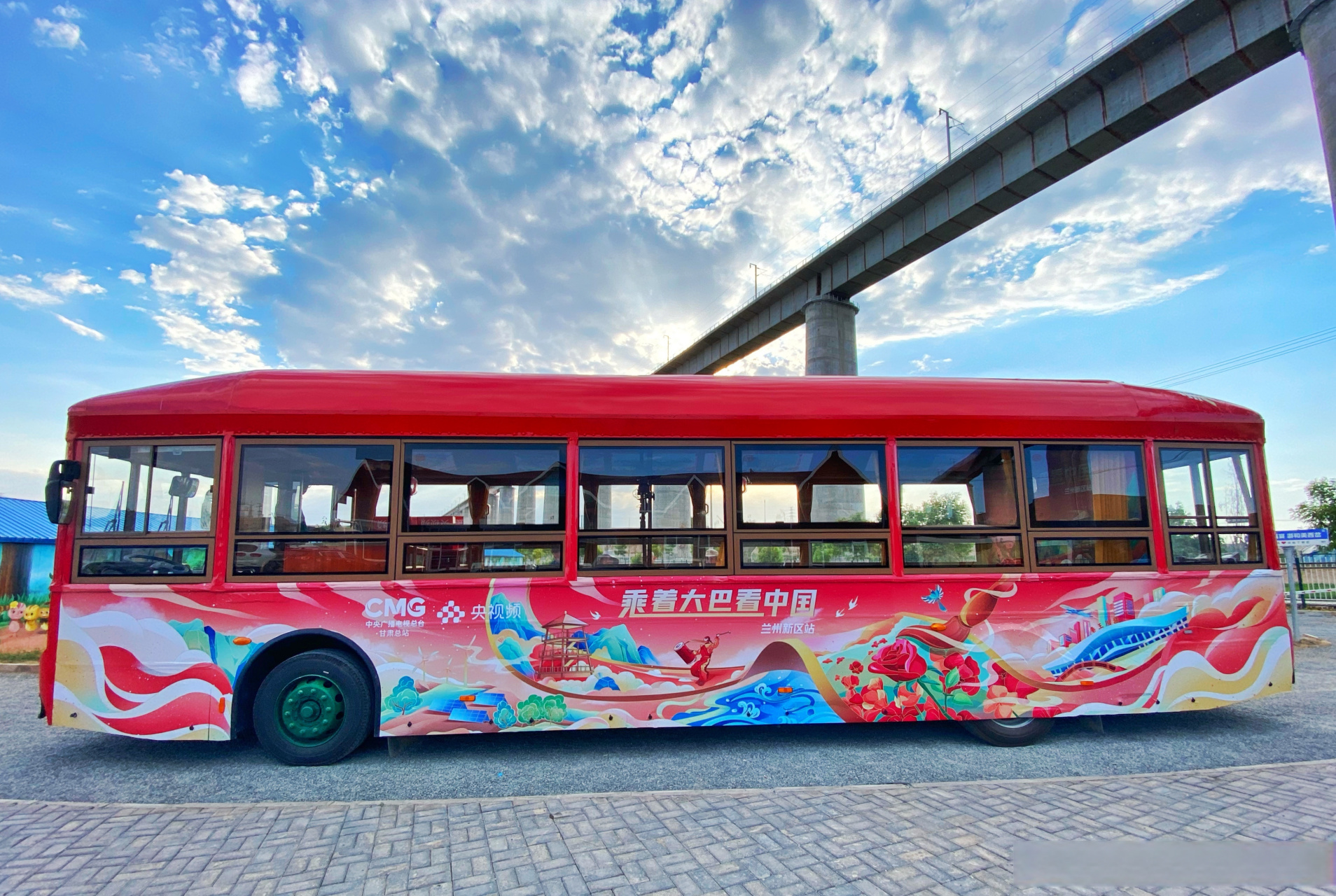 《乘着大巴看中国》是全网首个移动巴士演播室节目,通过网感综艺