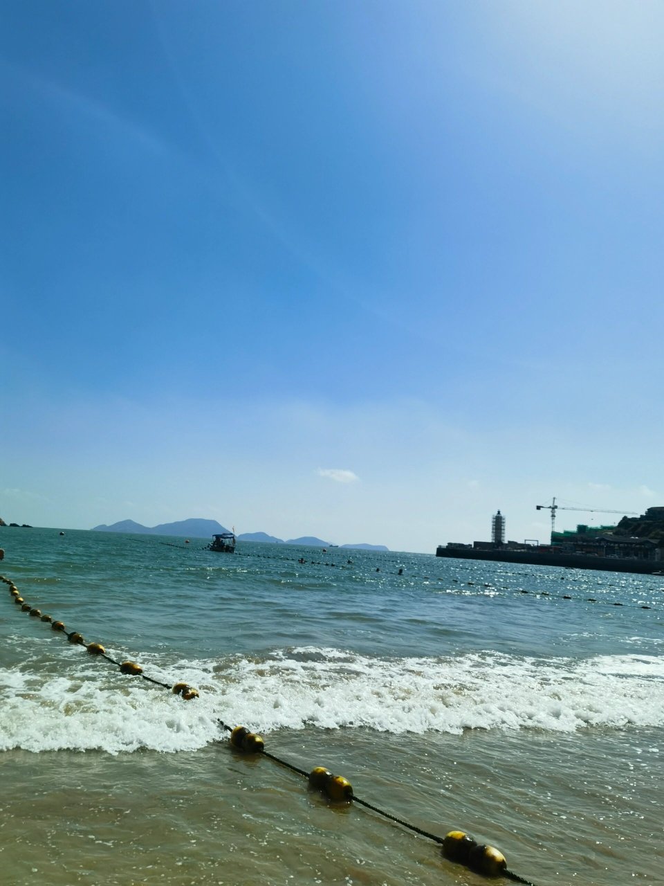 温岭金沙滩  台州温岭金沙滩,沙滩很小 大人门票30,小孩15 一米二以下