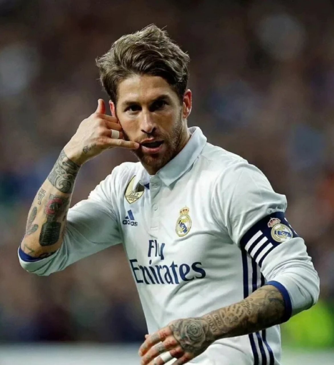 别的话不多说,拉莫斯是真帅 打电话➕飞吻帅呆了