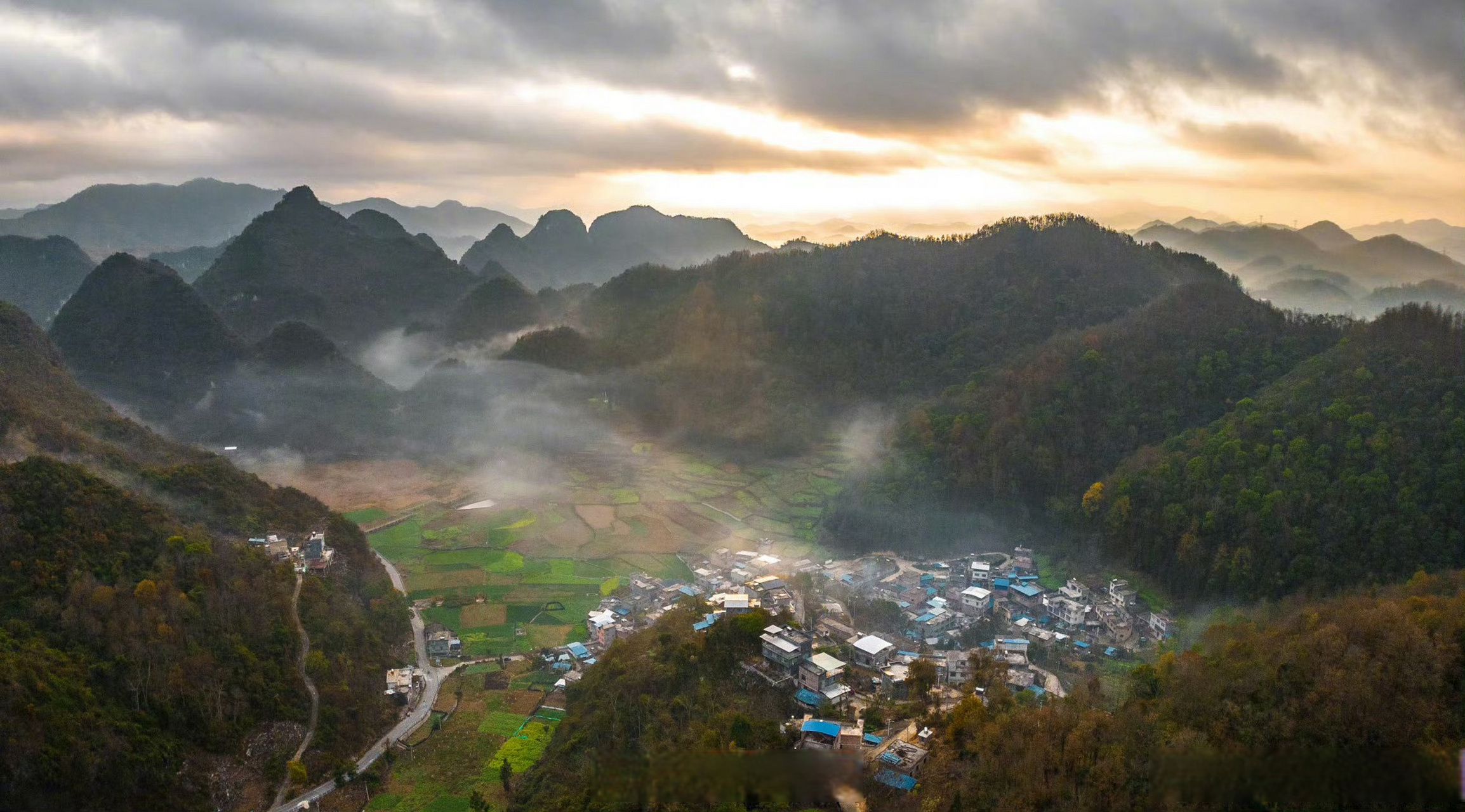 大美中国#【#晨雾缭绕下的村庄宛如水墨画#】14日,贵州黔西南州大塘