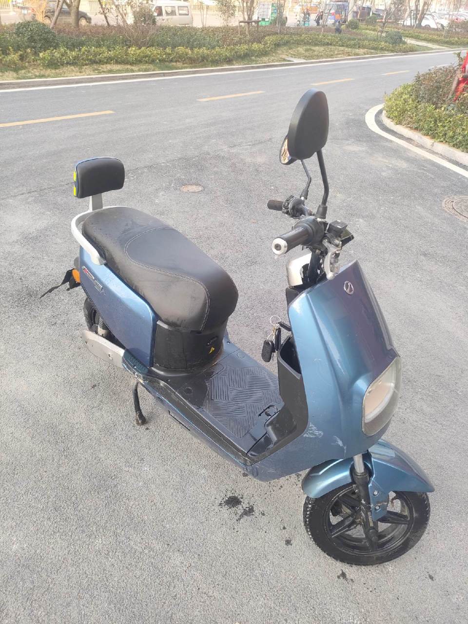 金箭电动车 装72v20a 6块电池 能跑40公里左右 车况如图 右侧有磕碰