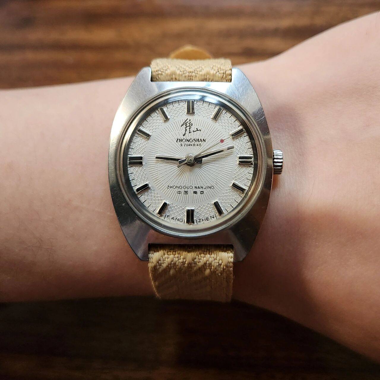 南京手表厂 钟山牌手表 70年代末生产,鱼鳞花纹盘面,品相完好无硬伤.