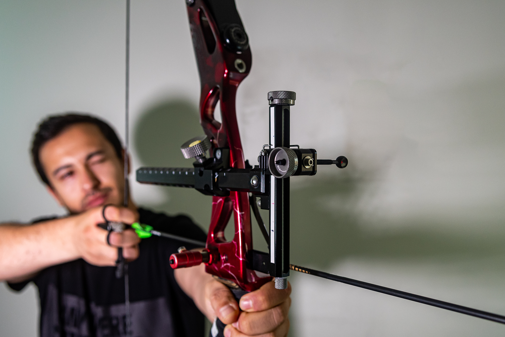 竟是邻居池某因怀疑自家鸽子被猫咬死,邀约朋友蔡某用复合弓将猫射杀