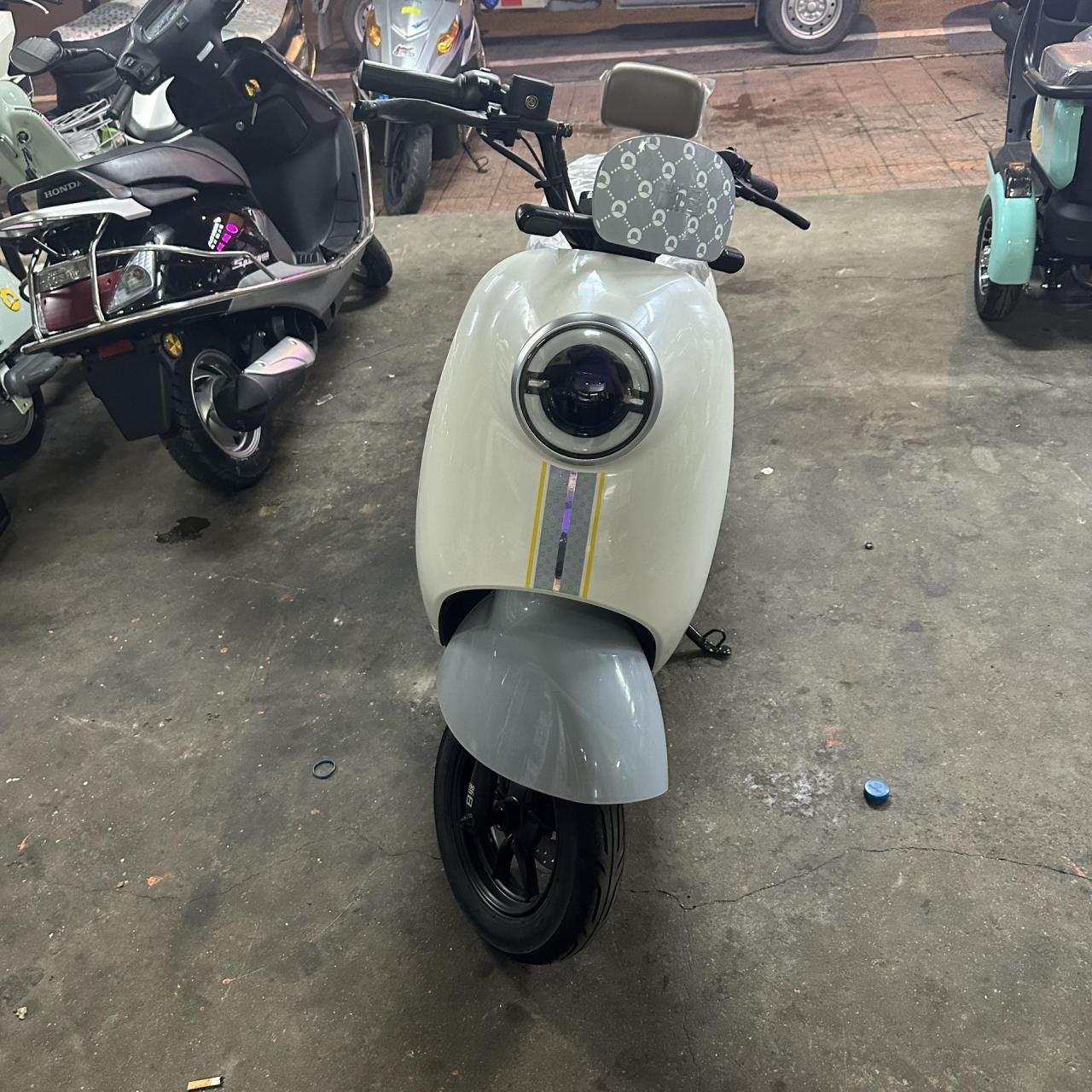 实物实拍无死角,可装72v,满足日常行驶需求 很靓丽的一款电动车,款式