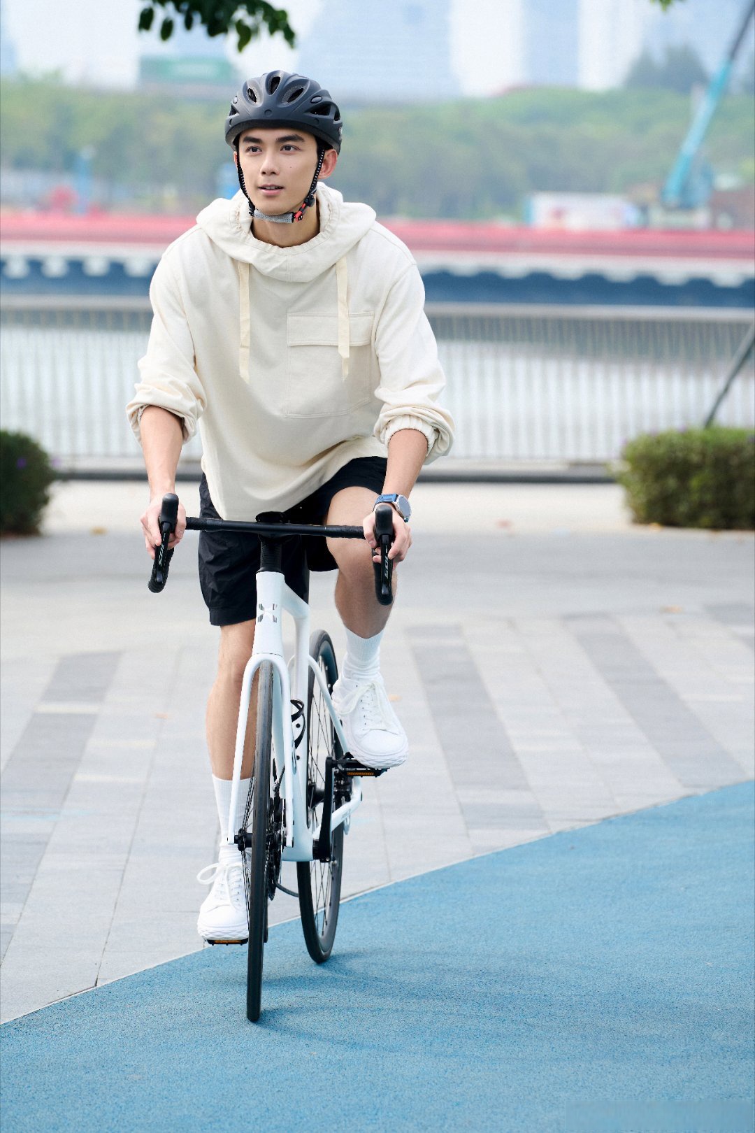 吴磊多 吴磊骑行明星骑自行车图片吴磊户外全身照男明星骑车吴磊厦门
