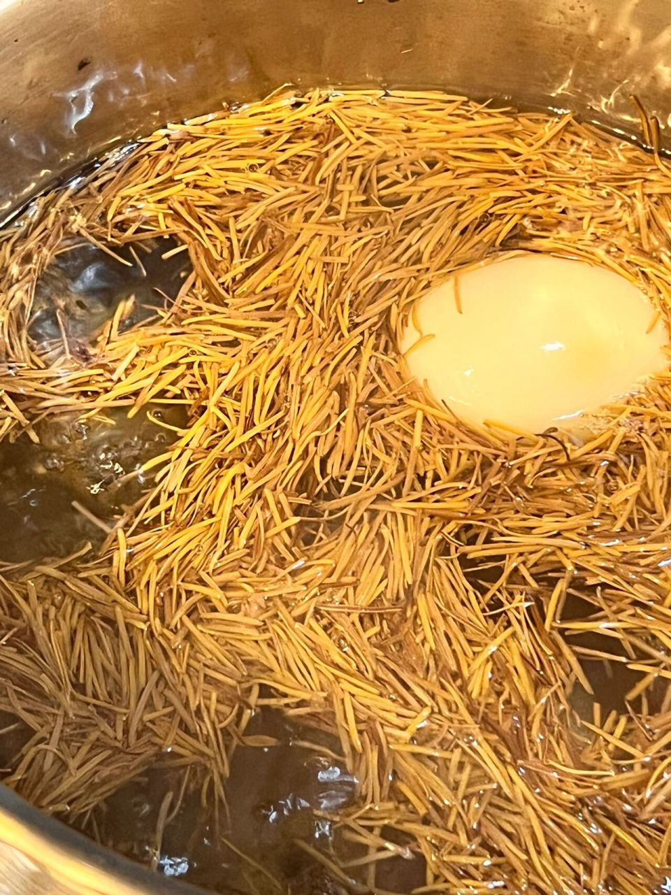 广东这边,当孕妇将近分娩 时,年长的一辈会用白莲须煲糖水给她们吃.