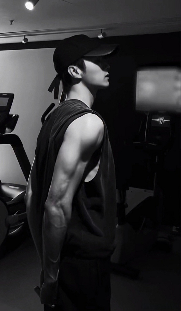 许凯练了很多肌肉,网友调侃他是为了在《蜜桃爬》中有更好的表现.