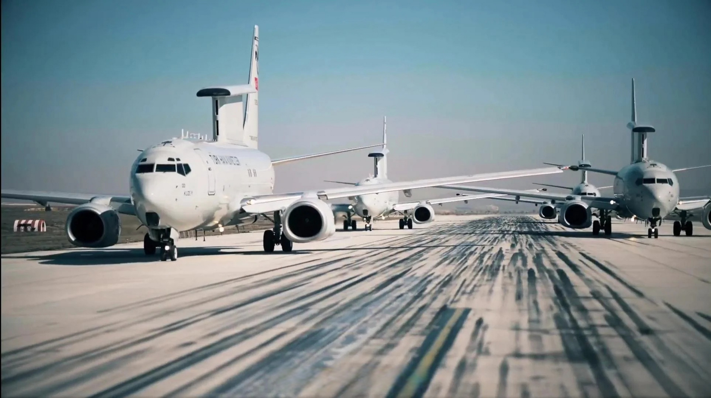 02#趣聊军事圈# 正在大象漫步的土耳其空军e-7预警机.