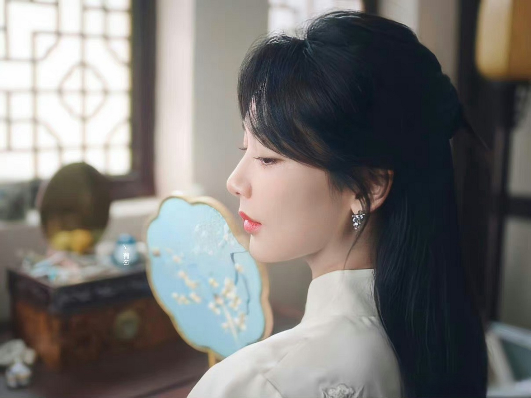 杨紫穿旗袍了##杨紫旗袍打伞造型#杨紫最新物料释出,旗袍造型韵味