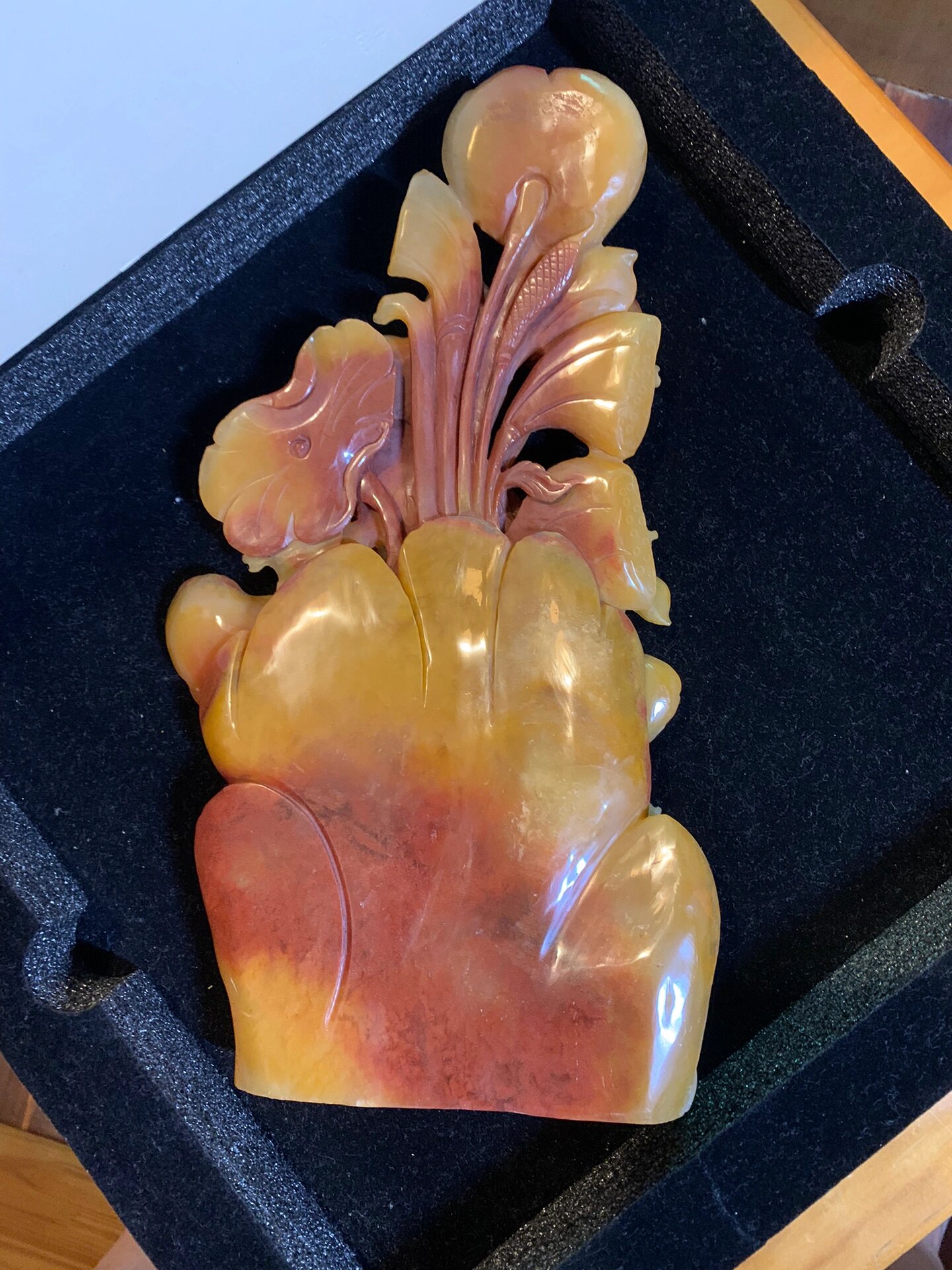 黄龙玉手工雕塑"连年有余"摆件