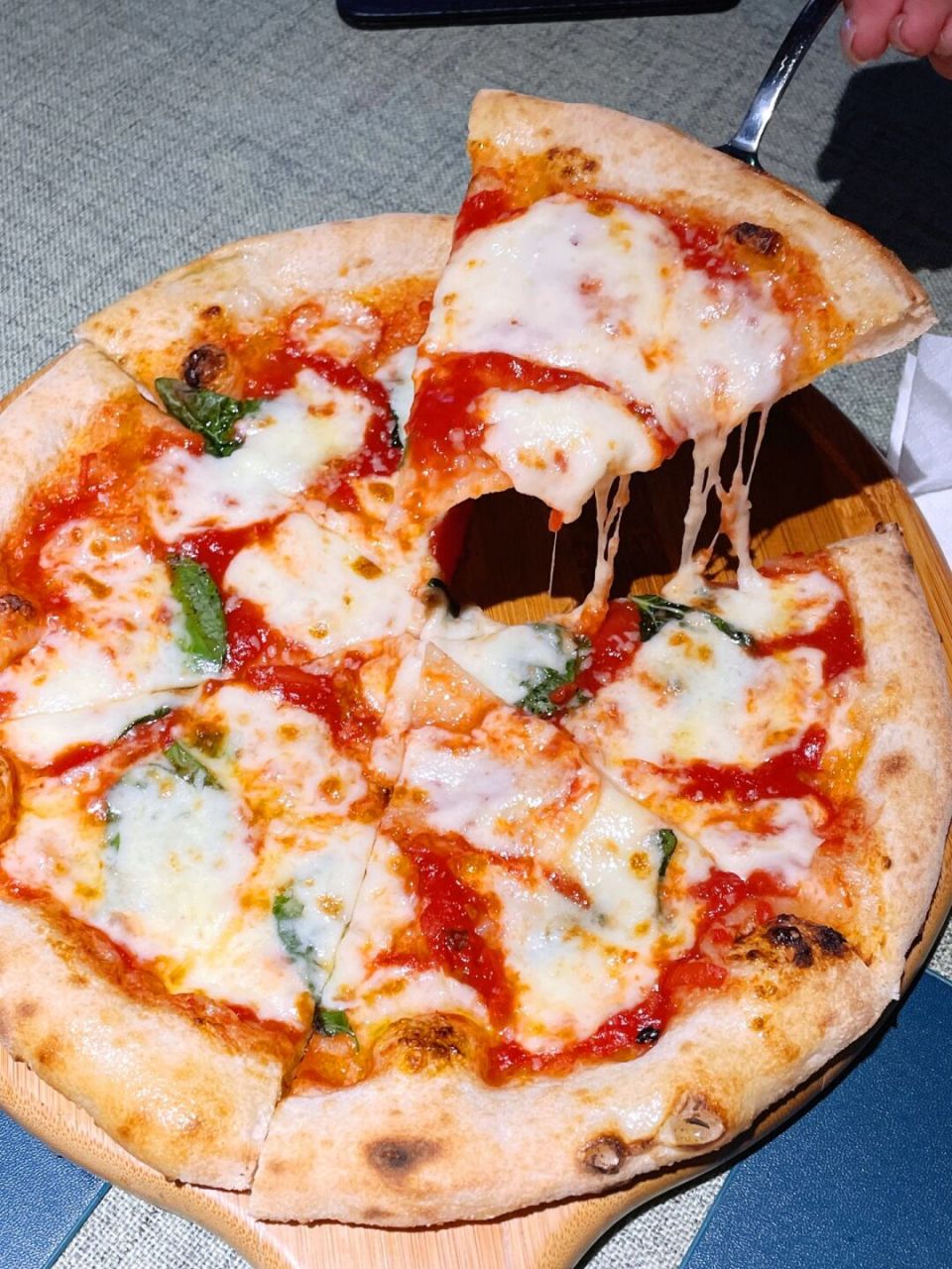 店名:拿波里披萨 地址:富力星光里s10号楼二楼 店里桌位多,还有包厢