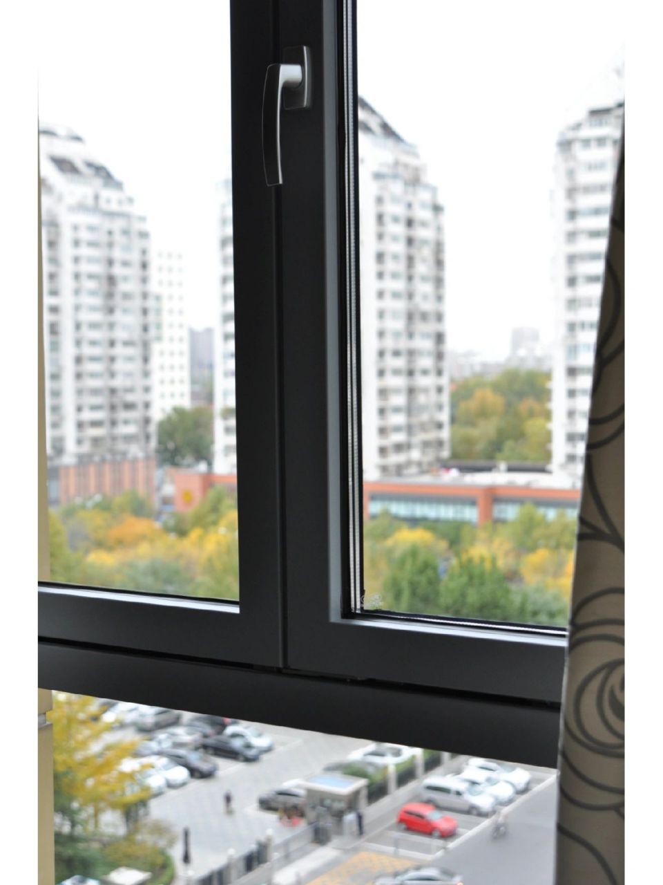 换了之后太方便了,玻璃透亮才能欣赏秋色(虽然一般 平移窗:可以理解成