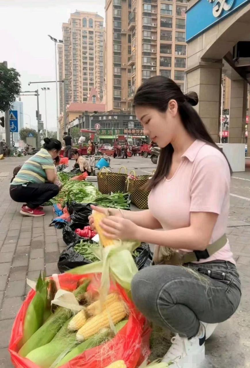 【今日美女】刚从农村老家掰了几个玉米,看上去挺饱满的,到小区门口