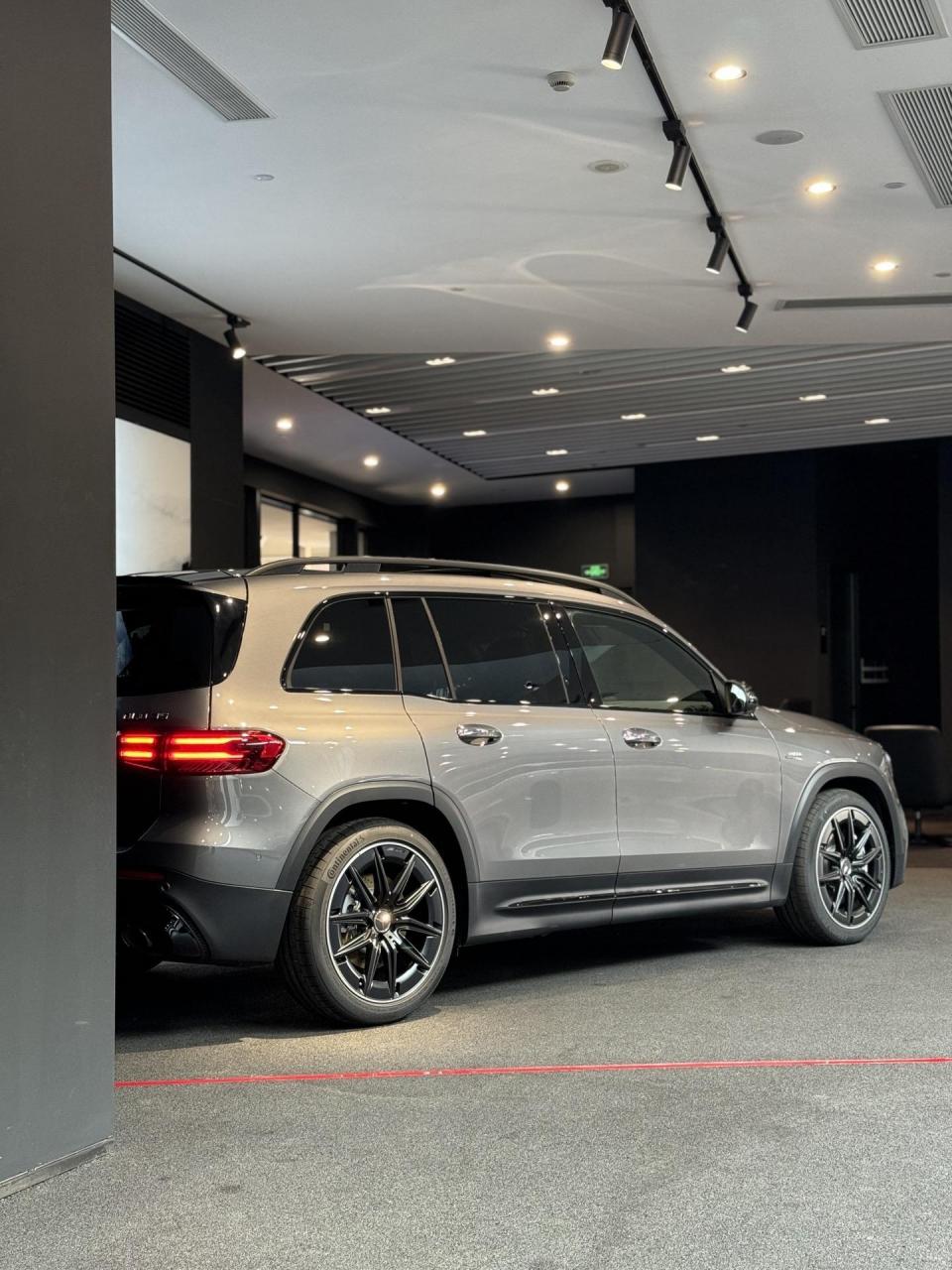 车型:glb35 山灰色本身质感不错,也耐脏 如果上哑光车衣,那就妥妥的