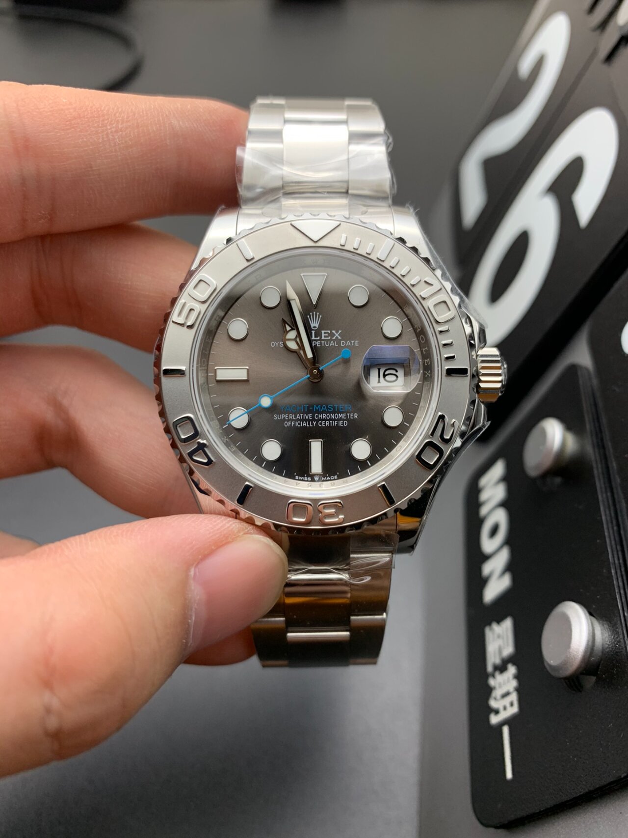 93专柜一览,预算犹如天花板,却无法抗拒劳力士灰潜艇的魅力!