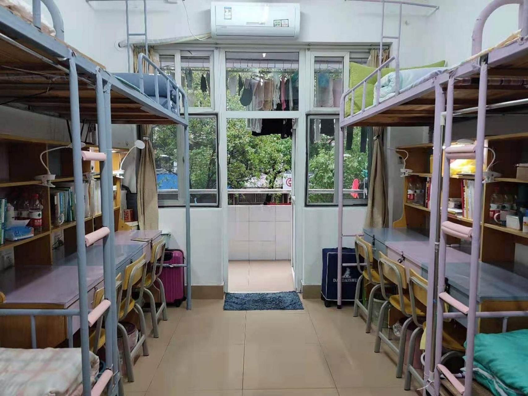 上饶师范学院宿舍内景  现在都变八人寝喽 大三学姐不知道了